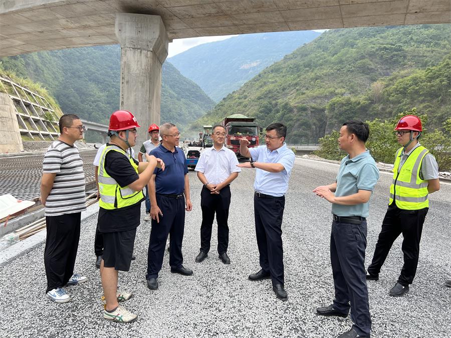 3044am永利集团党委书记、董事长陈光军赴峨汉高速调研。.jpg